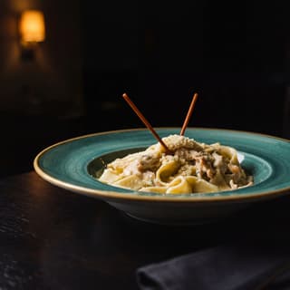 Food styling di un panino in caffetteria