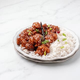 General Tso vista ar spīdīgu sarkanbrūnu glazūru, sezams, brokolis, rīsi — General Tso hero fotografēšana