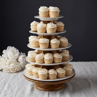 Višekatni bijeli svadbeni toranj cupcakea s cvjetnim pikiranjem — fotografija svadbenog cupcakea