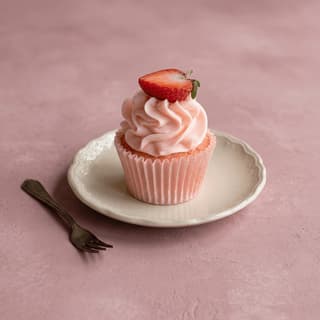 Cupcake s okusom jagoda-torte, ružičastim zavojem i svježom bobicom — fotografija svadbenog cupcakea