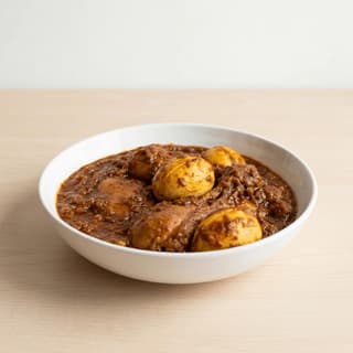 Doro wat chicken stew berbere boiled egg injera clay bowl — doro wat hero photography