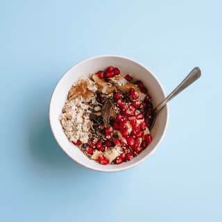 Açaí-bowl med granateple og granola — matfotografering for sunn frokostlevering