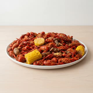 Viet-Cajun-crawfish-boil med hvidløgssmør, majs, kartofler og pølsebunke, Houston — crawfish-hero-fotografering