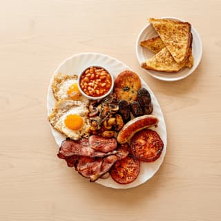 Full English Breakfast, Spiegeleier, Speck, Wurst, Bohnen, Black Pudding, Toast, Overhead, Northern Quarter Manchester – Full-English-Hero-Fotografie
