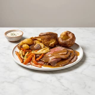 Sunday Roast, Rindfleisch, Yorkshire Pudding, Bratkartoffeln, Gravy, Gemüse, Gastropub Manchester – Sunday-Roast-Hero-Fotografie