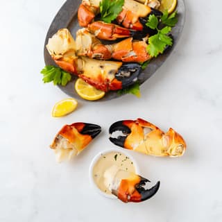 Stone crab claws chilled cracked mustard sauce lemon ice platter miami — stone crab hero photography