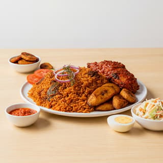 奈及利亞 Jollof 飯,煙燻紅長粒米配辣味雞肉與 Dodo 炸大蕉——奈及利亞 Jollof 主視覺攝影