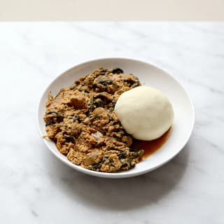 Egusi 湯配搗山藥泥,綠色瓜籽燉湯與 swallow 主食,奈及利亞風味——Egusi 搗山藥泥主視覺攝影