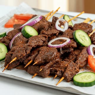 Suya 烤肉串,花生辣椒脆殼牛肉與桃花心木色焦香,佐洋蔥番茄——Suya 主視覺攝影