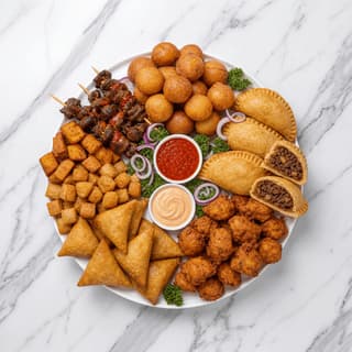 奈及利亞 small chops 小食拼盤,puff puff、肉派、akara、薩摩薩餃俯拍——small chops 主視覺攝影