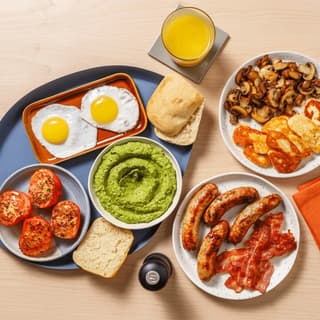 Australsk stor morgenmad æg bacon halloumi bagt tomat champignon surdej ovenfra Perth — stor-morgenmad hero-fotografering
