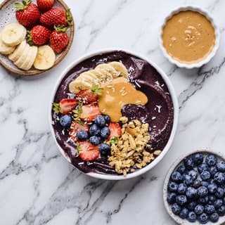 Açaí-bowl banan jordbær granola kokos ovenfra marmor Perth café — açaí-bowl hero-fotografering