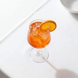 Solnedgangs-spritz cocktail appelsin aperitivo glas is tagbar Perth — spritz hero-fotografering