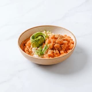 Poke bowl saumon vue du dessus avocat concombre mangue — photographie hero poke bowl saumon