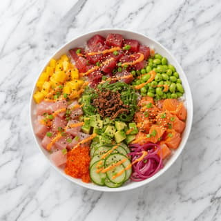 Rainbow poke bowl vue du dessus thon saumon edamame avocat mangue — photographie hero rainbow poke bowl