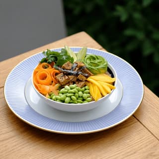 Poke bowl végétarien au tofu vue du dessus avocat edamame pois chiches — photographie hero poke bowl végétarien