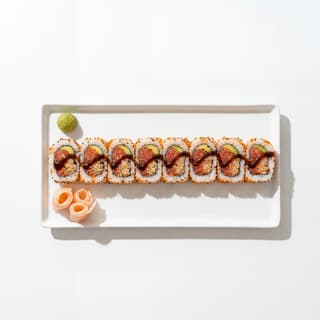 Single uramaki roll cross section overhead spicy tuna avocado — maki roll hero photography