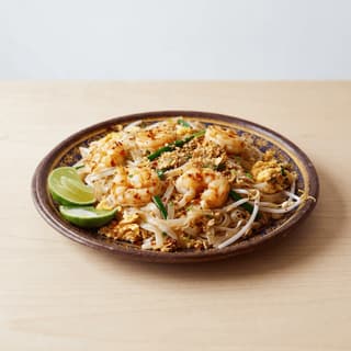 Pad thai με rice noodles, γαρίδες, φύτρα φασολιών, λάιμ και φιστίκι σε πιάτο — κεντρική φωτογραφία pad thai
