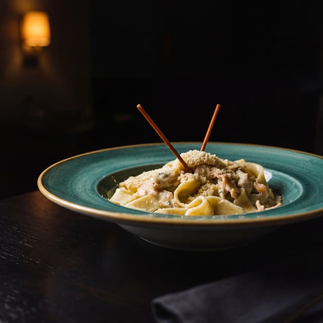 Food styling di un panino in caffetteria