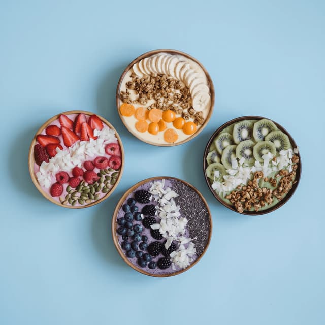Quatro taças de batido com frutos vermelhos e kiwi sobre azul pastel — fotografia de sugestões de apresentação