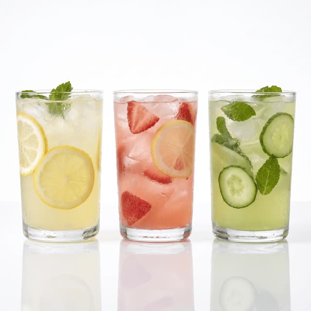 Lemon, strawberry and mint lemonades on white acrylic — café drink board photography