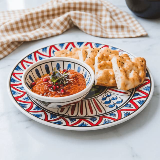 Persian barbari flatbread with nigella and sesame seeds in straw basket on marble — flatbread photography