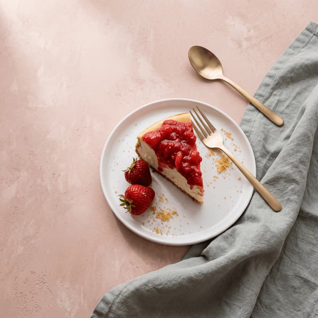 Çilek kompostosu ve graham krakerli tabanlı bütün New York cheesecake — cheesecake fotoğrafçılığı