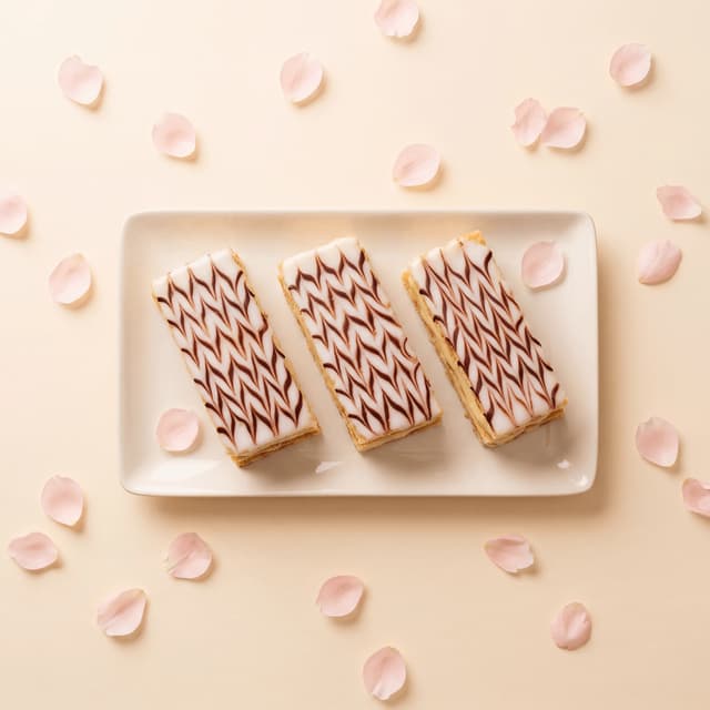 Tüy desenli fondan üstlü büyük dikdörtgen vanilyalı mille-feuille — Fransız patisserie fotoğrafçılığı