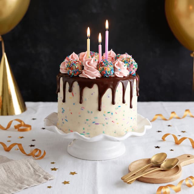 Yanan mumlar ve gökkuşağı şekerlemeleriyle bütün funfetti doğum günü pastası — doğum günü pastası fotoğrafçılığı