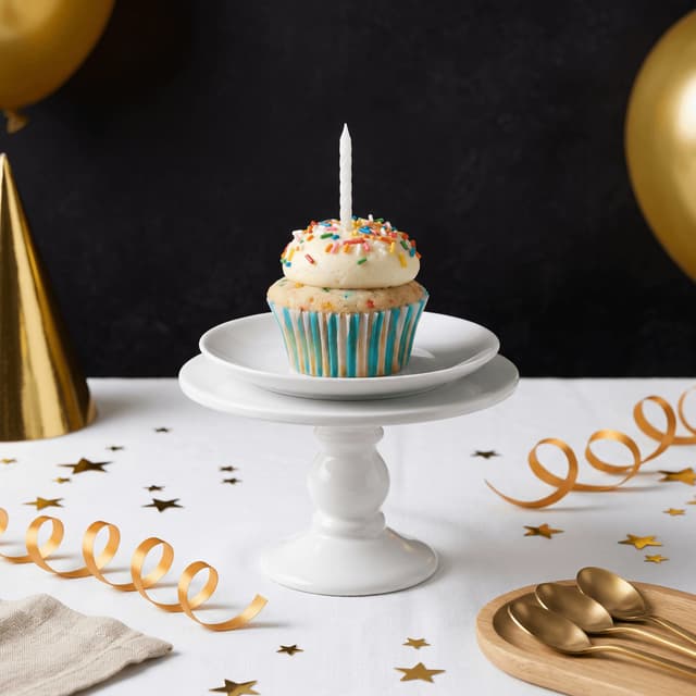 Funfetti cupcake sa šarenim žele-vrpcama posipa — fotografija rođendanskog cupcakea