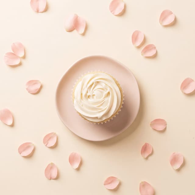 Cupcake s vrtložnom rozetom od vanilijeve maslačne kreme — pekarska fotografija cupcakea