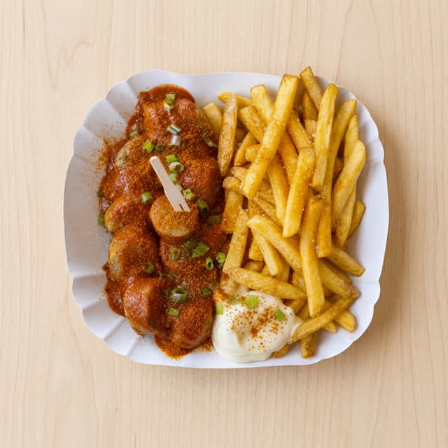 Currywurst berlin sliced bratwurst curry ketchup paprika dust fries overhead street food — currywurst hero photography