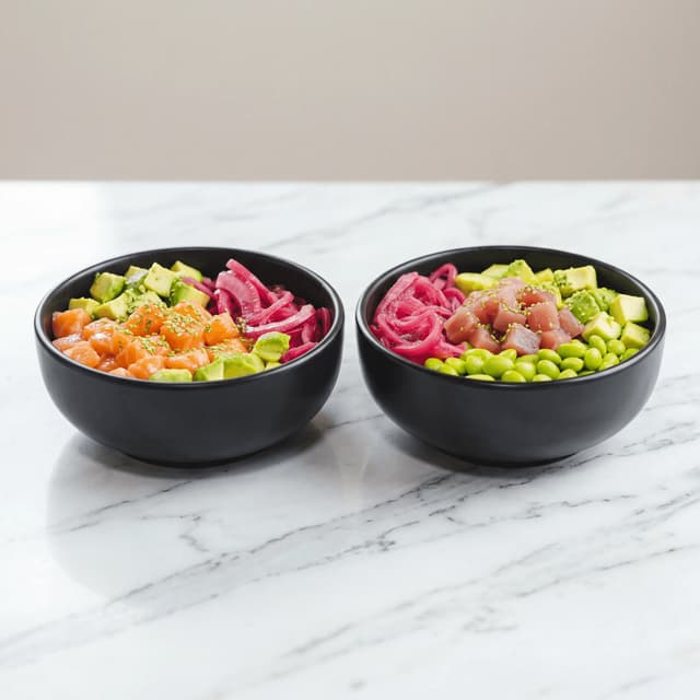 Laks- og tunfisk-poke-bowls med edamame — matfotografering for ghost kitchen poke bowl-levering