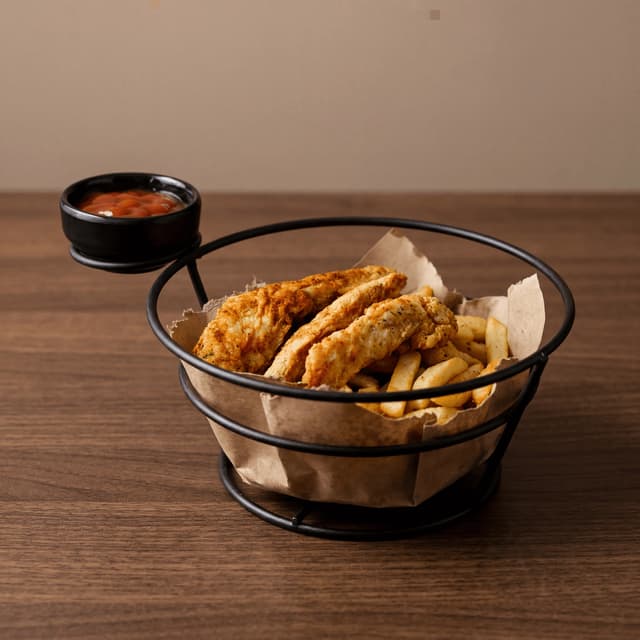 Kjernemelk-friterte kylling-tenders med sterk ketchup — matfotografering for ghost kitchen kylling-merke