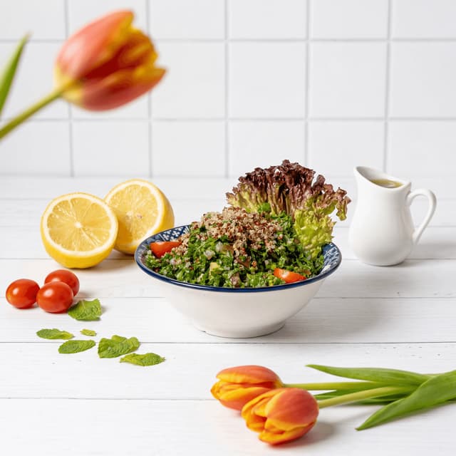 Ovnsbakt rødbete- og quinoa-powerbowl — matfotografering for ghost kitchen wellness-merkelevering