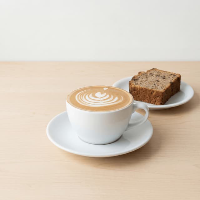 Flat White, Latte Art, Bananenbrot, Specialty Coffee, Northern Quarter Manchester Café – Flat-White-Hero-Fotografie