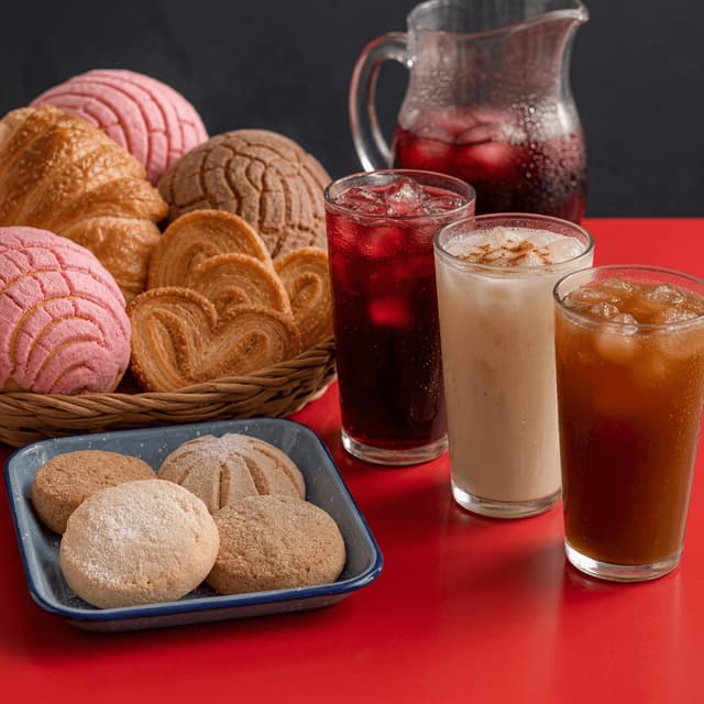 Mexican pan dulce conchas aguas frescas jamaica horchata tamarindo red bakery — pan dulce card photography
