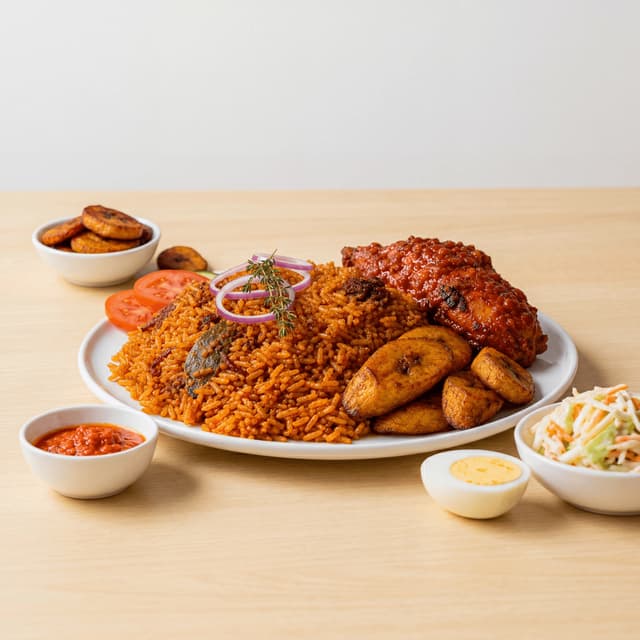 奈及利亞 Jollof 飯,煙燻紅長粒米配辣味雞肉與 Dodo 炸大蕉——奈及利亞 Jollof 主視覺攝影