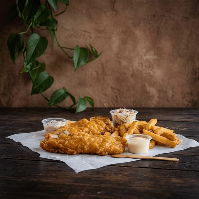 Kystens fish and chips øldyppet pomfritter citron tartar papir mørk rustik Perth — fish-and-chips card-fotografering