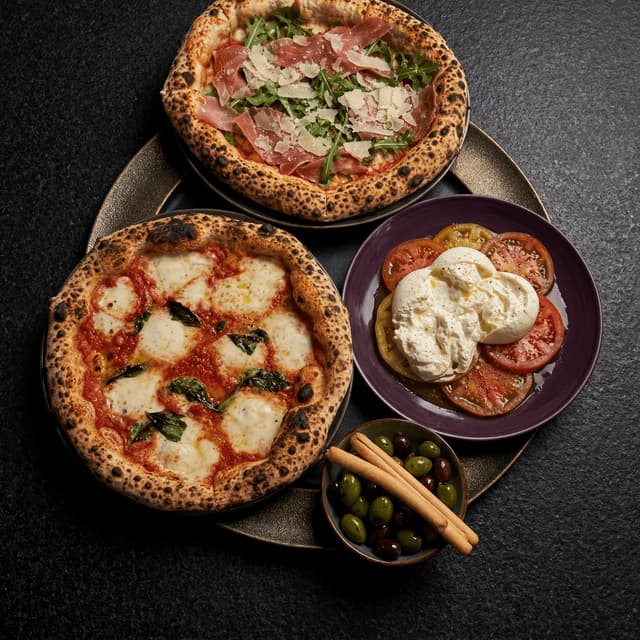 Stenovnspizza boblet skorpe burrata barretter mørk luksuriøs Perth — pizza card-fotografering