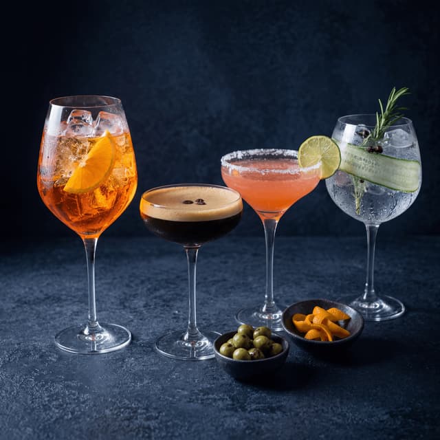 Tagbar-cocktails spritz espresso martini margarita gin tonic mørk skifer drama Perth — cocktails card-fotografering