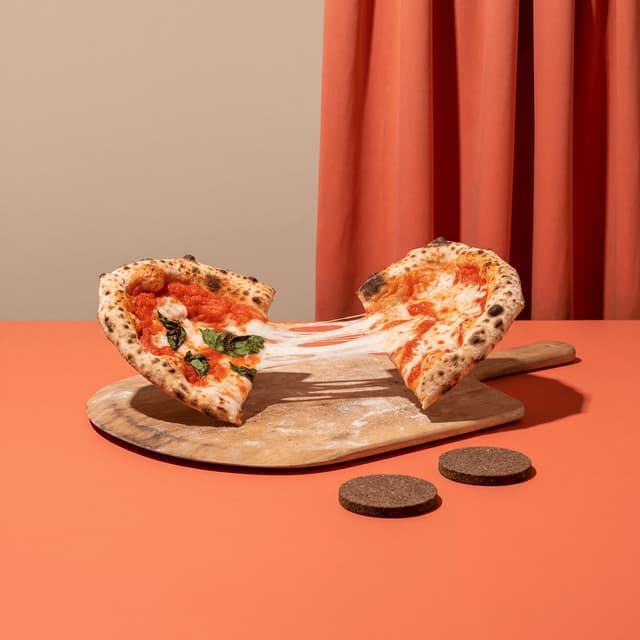 Porción de pizza con cheese pull de mozzarella estirándose en cintas suspendidas — fotografía de tarjeta de cheese pull