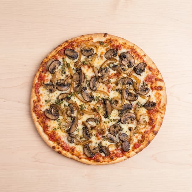 Caja de cartón de pizza a domicilio abierta con pizza entera caliente — fotografía de tarjeta de caja de delivery