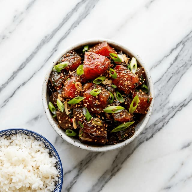 Poke bowl thon ahi vue du dessus avocat edamame sésame — photographie hero poke bowl thon ahi
