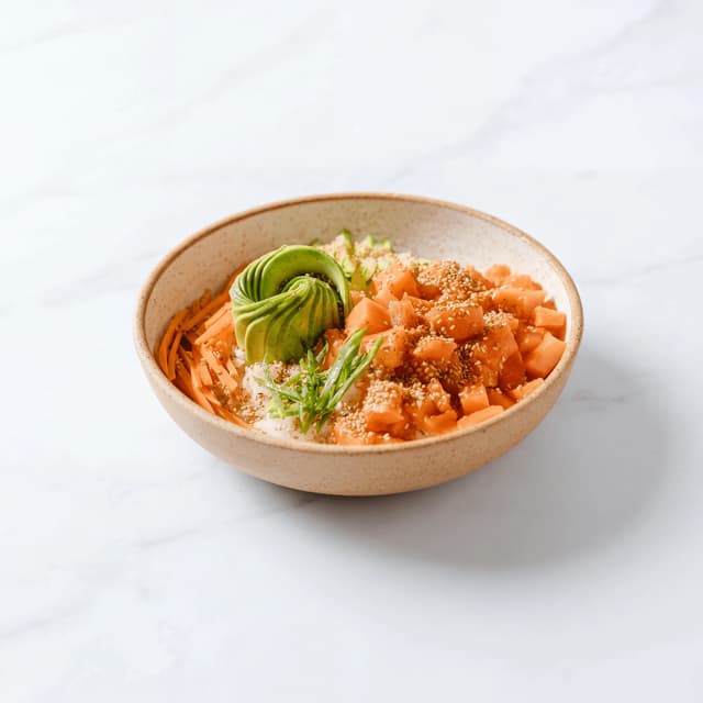 Poke bowl saumon vue du dessus avocat concombre mangue — photographie hero poke bowl saumon