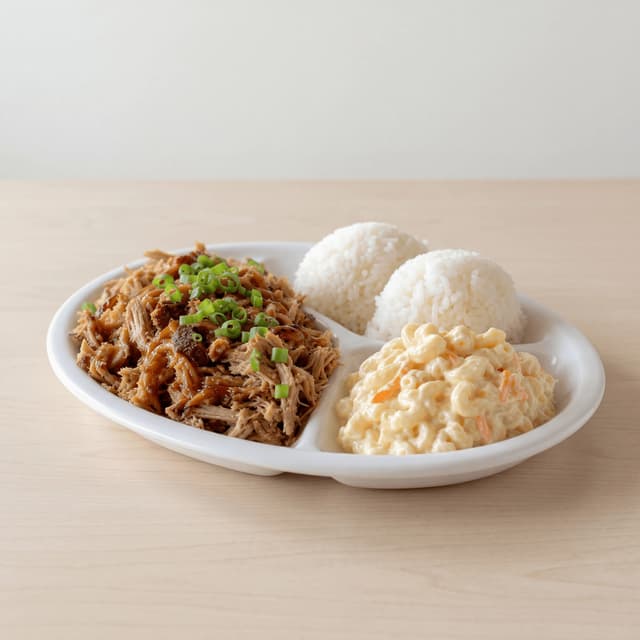 Plate lunch hawaïen porc kalua riz salade de macaronis trois quarts — photographie hero plate lunch hawaïen