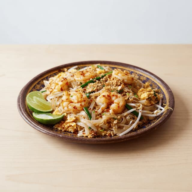 Pad thai με rice noodles, γαρίδες, φύτρα φασολιών, λάιμ και φιστίκι σε πιάτο — κεντρική φωτογραφία pad thai