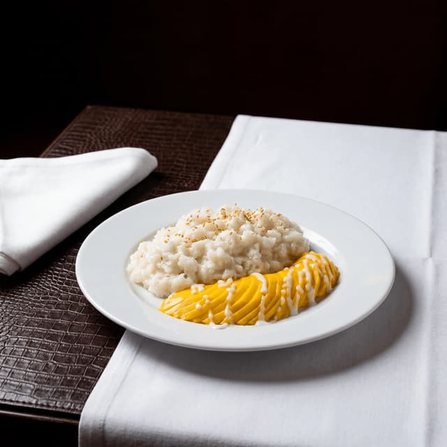 Mango sticky rice με κρέμα καρύδας, φρέσκια βεντάλια μάνγκο και σουσάμι σε πιάτο — κεντρική φωτογραφία mango sticky rice