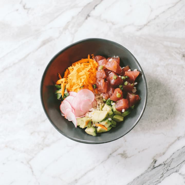 Poke bowl thon ahi gros plan macro vue du dessus avocat sésame — photographie sidebar FAQ poke iconique