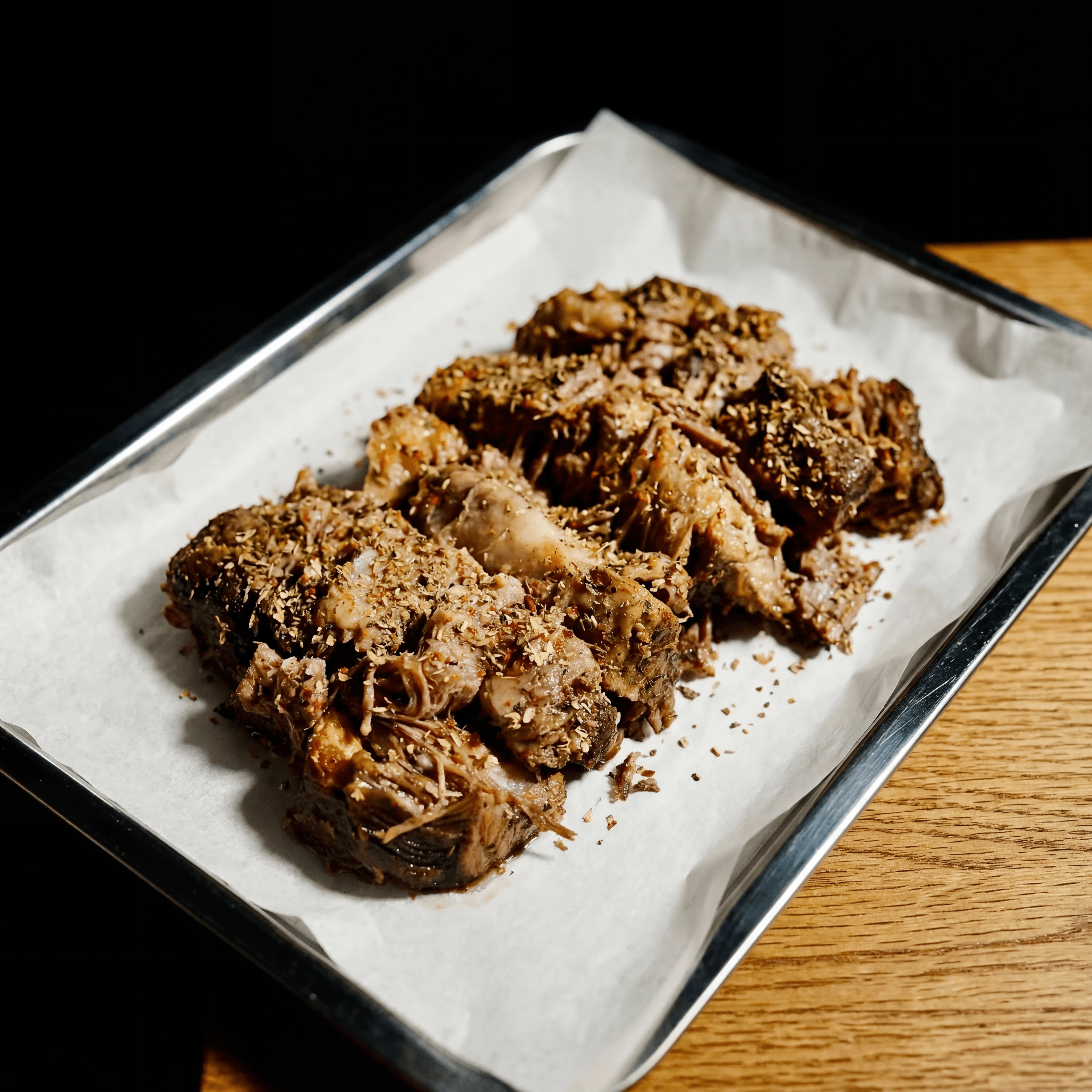 Kansas City burnt ends-terninger stablet i papir-deli-båd med penselstrøgs-saucesmøring — klassisk amerikansk BBQ-fotografering